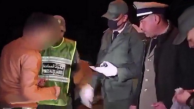 Un policier met une claque à un homme qui ne respecte pas le confinement