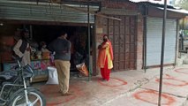 लखनऊ: किराना दुकानों पर दिखा शोशल डिस्टेंस