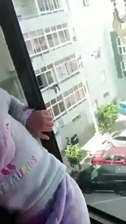 GNR dança ao som de BABY SHARK para animar menina à janela