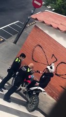 “O meu pai dá-te dois estalos que te vira”: Polícia espanhola detém motociclista