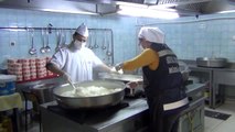 Ayvalık Belediyesi 65 yaş üzeri vatandaşların evine sıcak yemek götürüyor