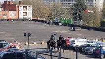 - Belçika'da atlı polislerden 'korona' denetimi- Sosyal mesafe kuralını atlı polisler denetliyor