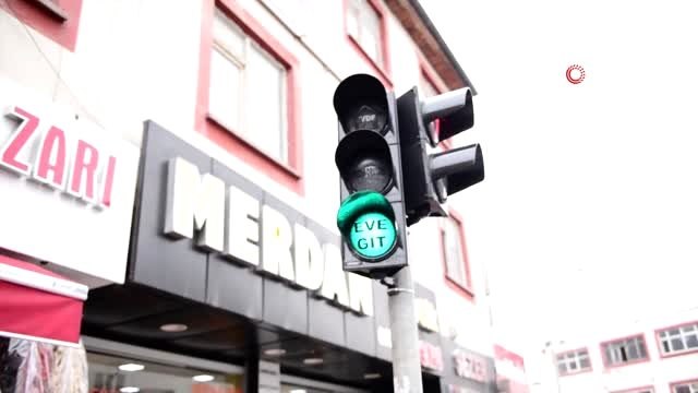 Trafik ışıklarında tebessüm ettiren 'korona virüs' uyarısı: Neeş görüyon