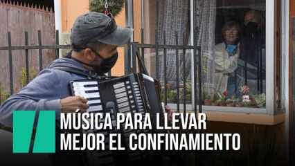 Un músico chileno toca el acordeón frente a la ventana de sus padres
