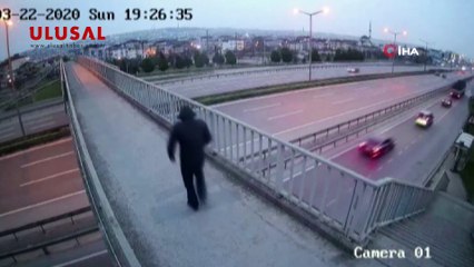 Üst geçitte karşılaştığı kadının çantasını böyle gasp etti