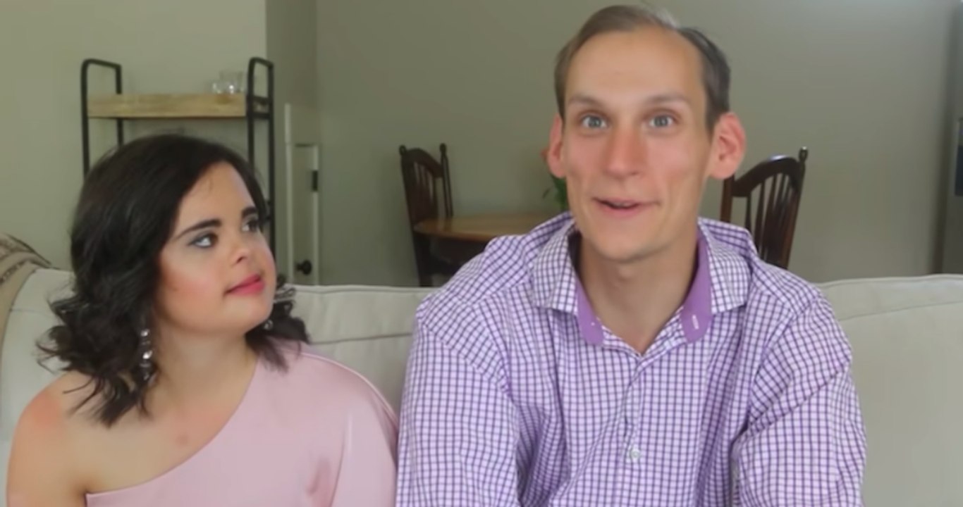 Cet homme autiste et cette femme atteinte de trisomie 21 forment un couple marié très romantique