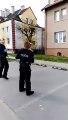 Danse de policiers pour les gens en quarantaine : YMCA !