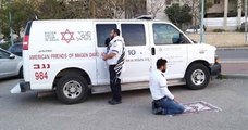 Coronavirus : l'image d'un ambulancier musulman priant avec son collègue juif, en Israël, fait le tour du monde