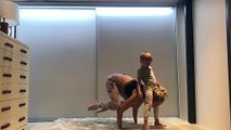 Yoga acrobatique d'une maman et son fils !