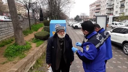 Barınma evine gitmek istemeyen yaşlıyı zabıta ekipleri ikna etti
