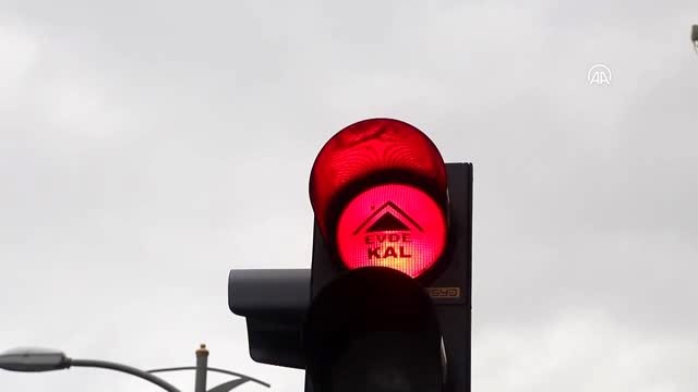 Trafik ışıklarıyla koronavirüse karşı Evde kal çağrısı