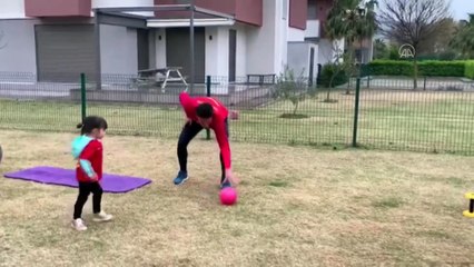 Göztepeli Leo Schwechlen ve kızı Mia'dan 'evde kal' çağrısı - İZMİR