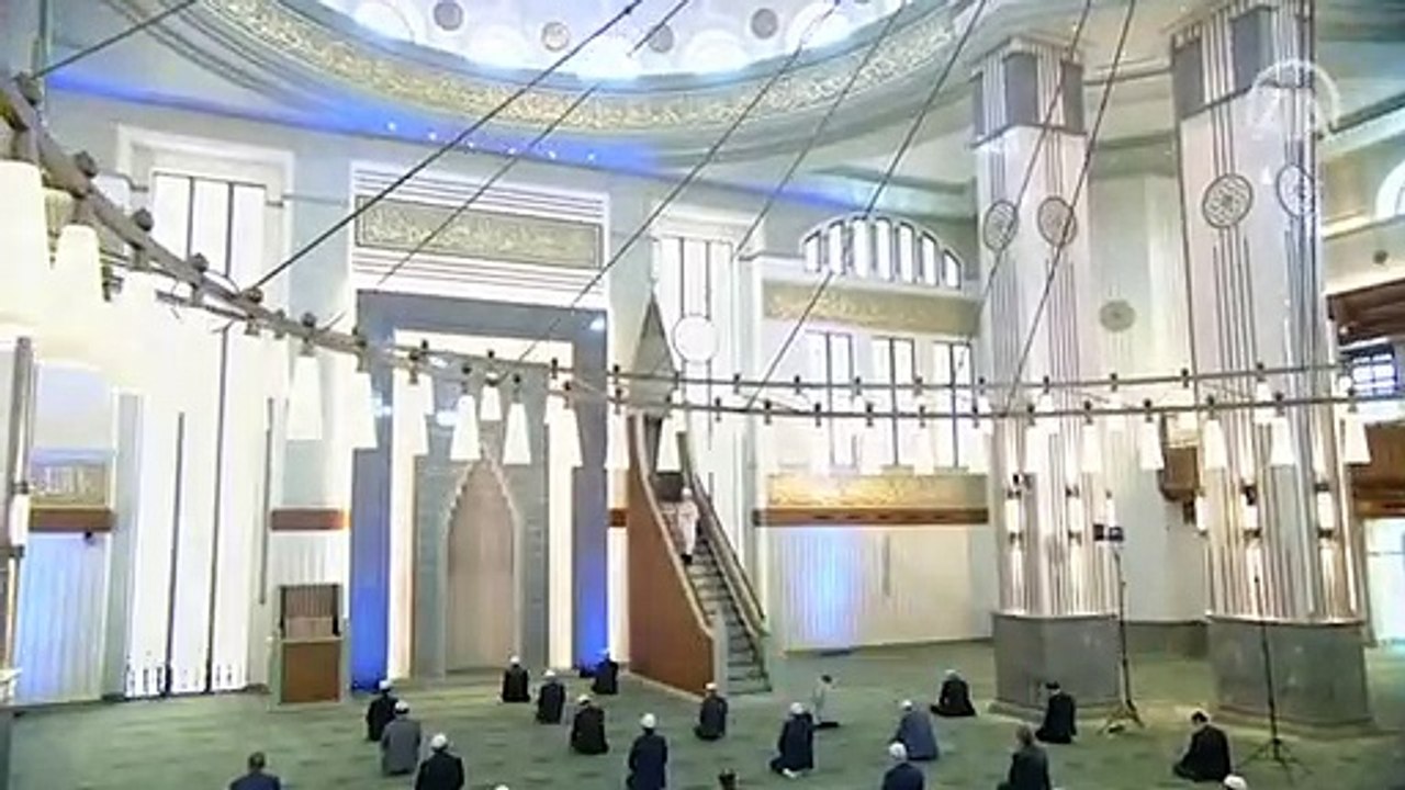 Beştepe Millet Camii'nde az katılımla tedbirli cuma namazı