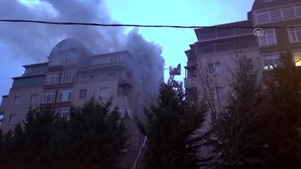 Sancaktepe'de çatı katında çıkan yangın söndürüldü
