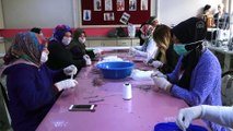 Kadınlar, sağlık çalışanları için maske üretiyor - MUŞ