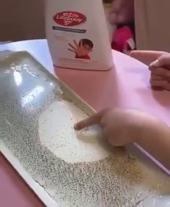 Expérience pour montrer aux enfants l'importance de se laver les mains