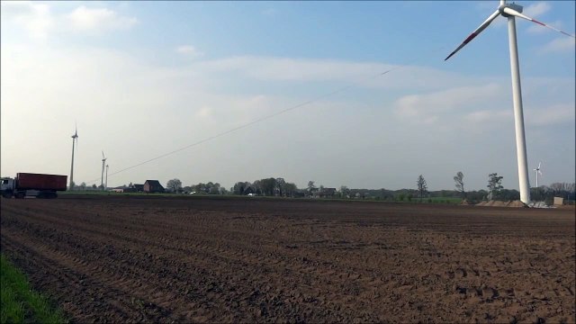 Démolition impressionnante d'une éolienne en Allemagne