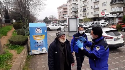 Barınma Evi'ne gitmek istemeyen İsmail amca zabıta ekiplerini dakikalarca uğraştırdı