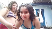 Banho de piscina com minha amiga (Swimming pool with my friend)