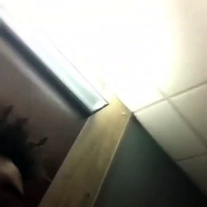 Un influenceur révèle être atteint du coronavirus après avoir léché des toilettes