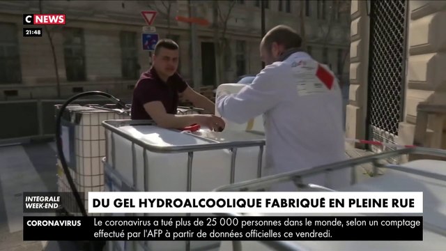 Un pharmacien parisien fabrique du gel hydroalcoolique en pleine rue