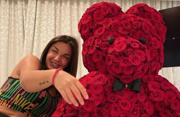 Elettra Lamborghini e Afrojack, anniversario in quarantena tra torta e rose rosse