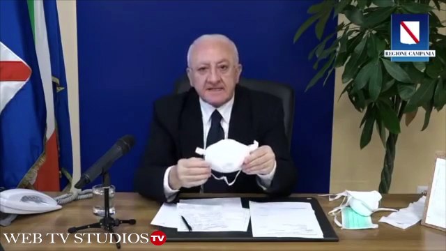 De Luca dalla Campania mostra mascherine: Spiega la differenza tra una mascherina e l'altra