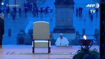 El papa insta al mundo a 