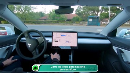 Carro da Tesla para sozinho em semáforo
