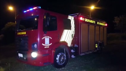Bombeiros controlam fogo em entulhos no interior do salão comunitário do Brasmadeira