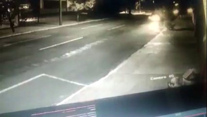 Ocupantes de pick-up levam latões de lixo de empresa no Centro