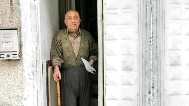 Kibar tavrıyla dikkat çeken yaşlı amca: Allah devletimize sağlık sıhhat versin