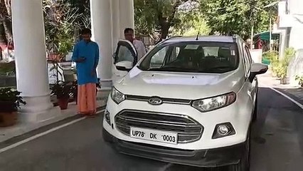 कैबिनेट मंत्री सतीस महाना स्वंय गाड़ी चलाकर पहुंचे जिलाधिकारी कार्यालय