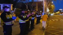 Policía aplaude a los profesionales que luchan contra el Covid-19 en Loeches (Madrid)