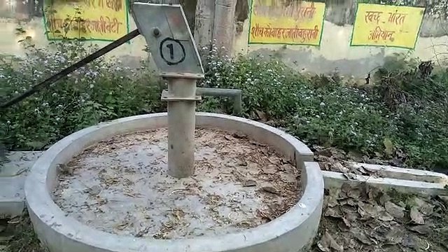 सीतापुर: कई महीनों से खराब पड़ा इंडिया मार्क नल, ग्राम प्रधान बना अनजान