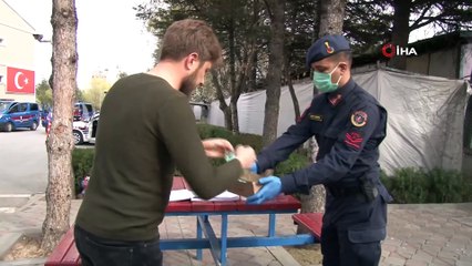 Jandarma her sabah hizmet binaları ve araçlarını dezenfekte cihazı ile temizliyor