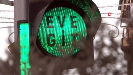 Trafik Işıklarında 'Evde Kal' Uyarısı