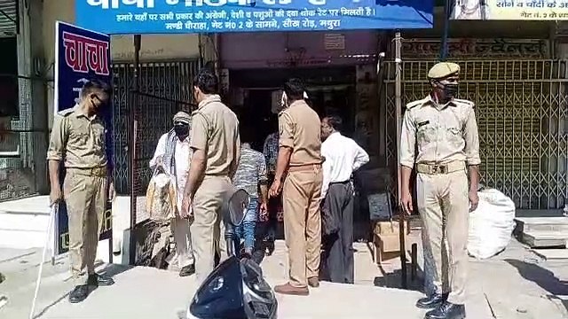 मथुरा में दुकानों पर लगी भीड़, सोशल डिस्टेंस का पालन कराने पुलिस ने दिया जोर