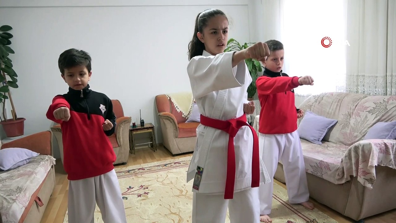 Hem uzaktan eğitim alıyorlar hem de uzaktan karate yapıyorlar
