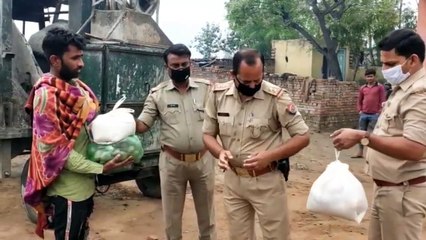 Tải video: मुज़फ्फरनगर: पुलिस की अनोखी पहल, जरूरतमंदों को बांटी खाद्यय सामग्री