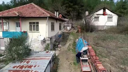 "Misafir gelmesin bana" dedi, evinin önüne "Korona virüs var girmek yasaktır" yazdı