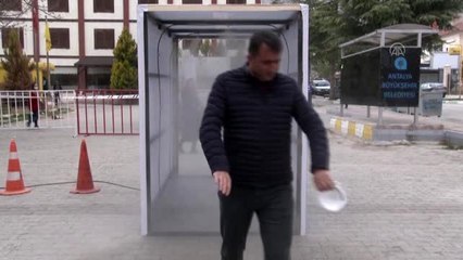 Elmalı'da sokağa çıkanlar için "dezenfektan tüneli" oluşturuldu