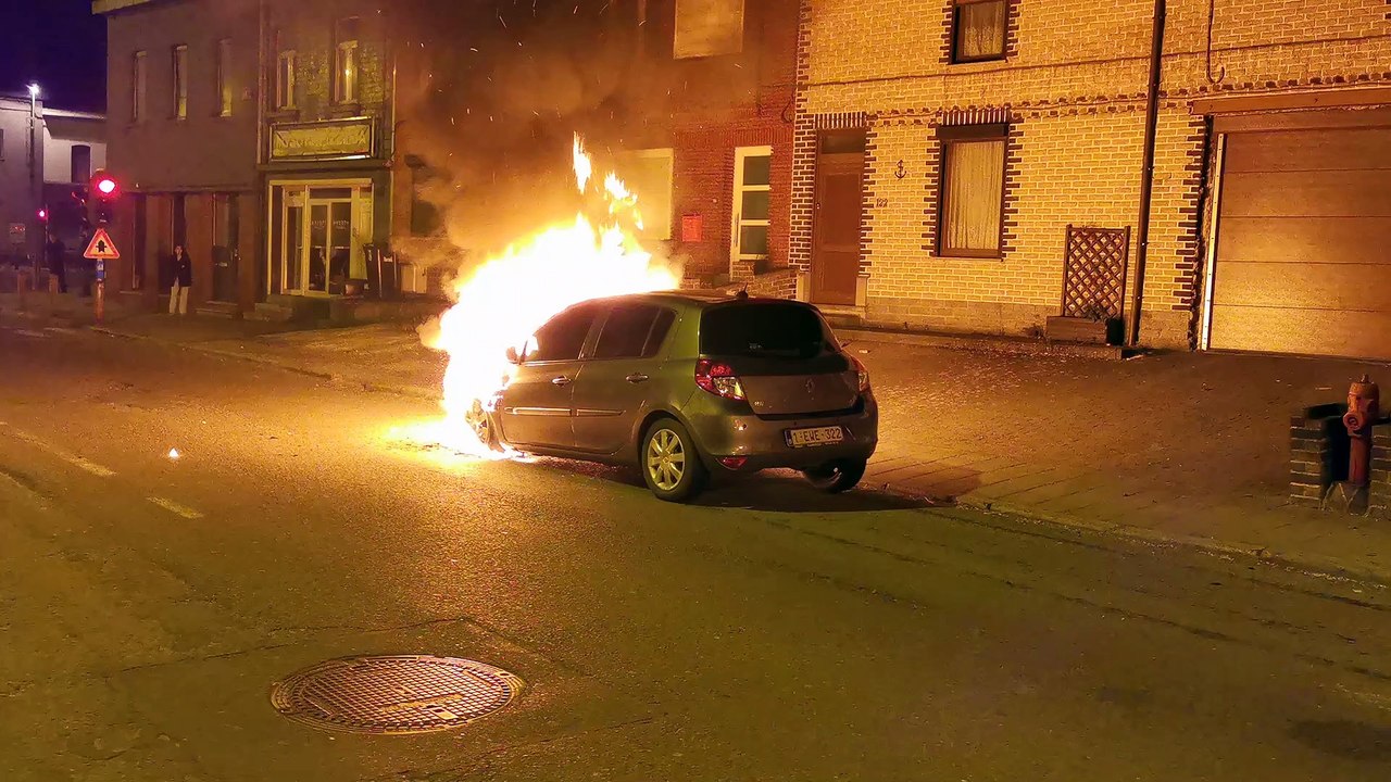 Souvret: trois véhicules en feu