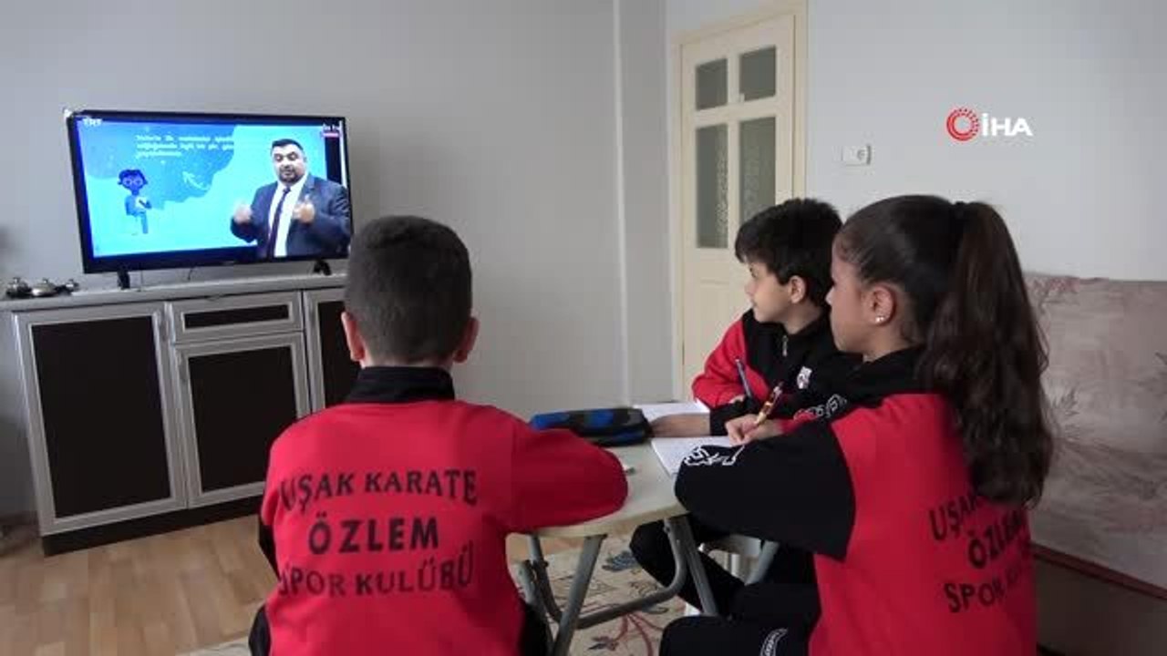 Hem uzaktan eğitim alıyorlar hem de uzaktan karate yapıyorlar