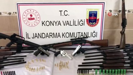 Baskın yapılan evde 18 tüfek ve 3 tabanca bulundu