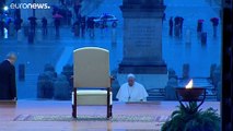 شاهد: البابا فرنسيس يترأس وحيدا صلاة استثنائية في روما لرفع وباء كورونا عن العالم