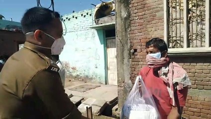 शामली: एसपी ने फैक्ट्री में काम कर रहे लोगों को बांटा खाना