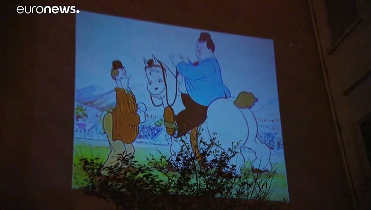 Nachbarschaftshilfe in Frankreich - Kino auf der Hauswand