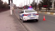 Ağrı'da 'Evde kal' yazısı polis araçlarında