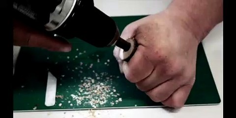 Turn a Pen With a Carbide Turning Tool(木からボールペンを作る方法)